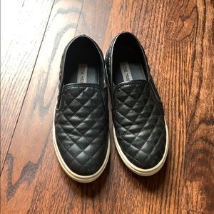 Black Steve Maddens: 💐